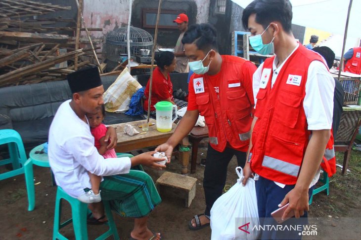 Korban gempa di Malang buka puasa hari pertama Ramadhan di pengungsian