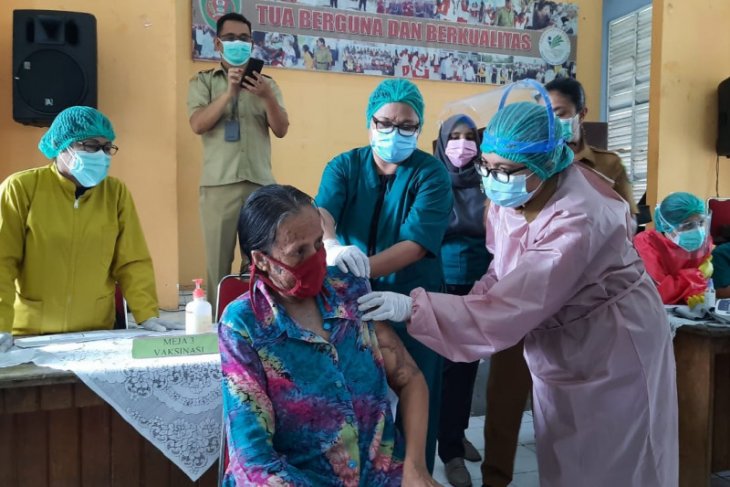 8.215 lansia di Ambon telah divaksinasi COVID-19