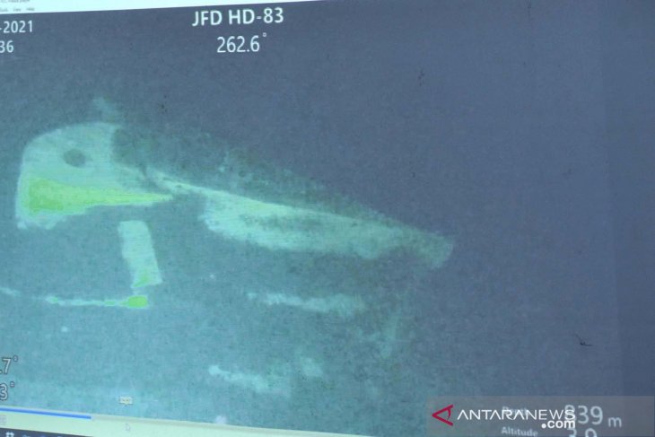 KRI Nanggala-402 dipastikan tenggelam dan 53 awak kapalnya gugur di perairan utara Bali