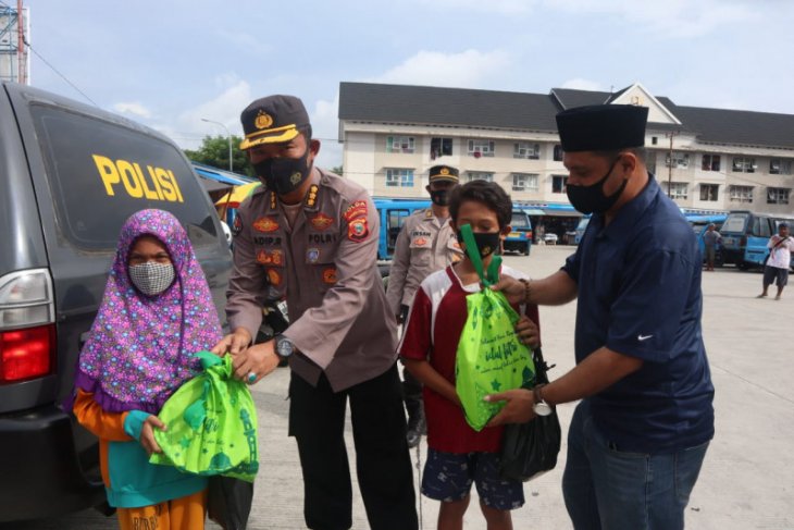 Humas Polda Malut – wartawan bagi bingkisan ke anak pekerja serabutan di Ternate
