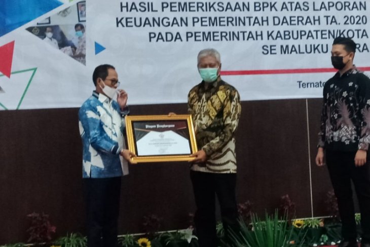 BPK Perwakilan Malut beri penghargaan kepada mantan Wali Kota Ternate atas pengelolaan keuangan