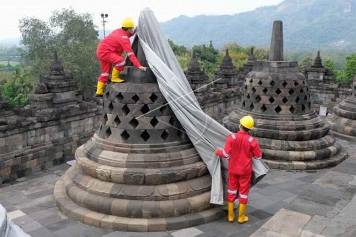 Pembukaan terpaulin penutup stupa Candi Borobudur