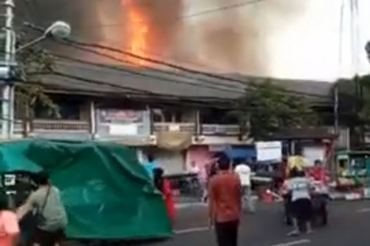 Petugas berupaya padamkan kebakaran pasar Blahbatuh-Gianyar
