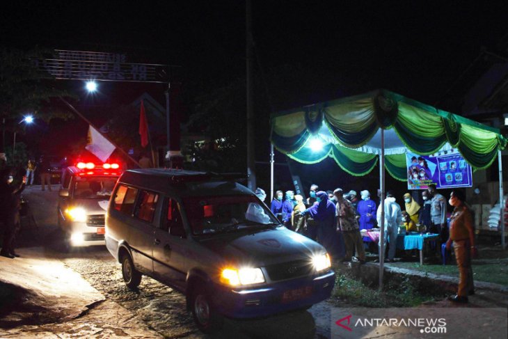 Ambulans jemput 88 warga positif COVID-19 klaster hajatan pernikahan di Madiun