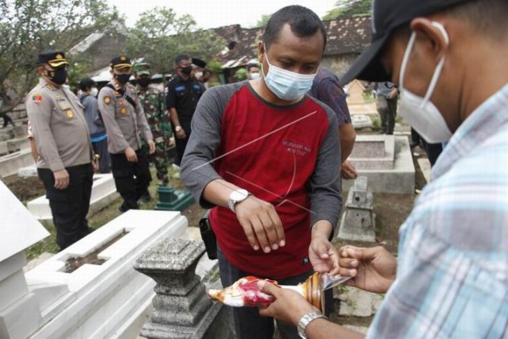 Kerja bakti perbaiki makam