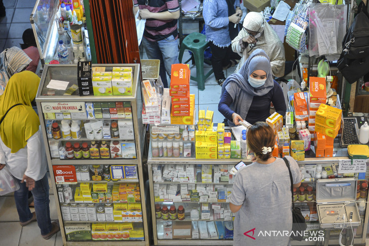 Harga vitamin dan obat di Pasar Pramuka stabil