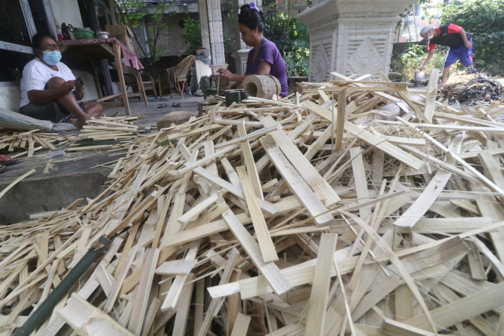 Produksi Tusuk Sate di Kediri