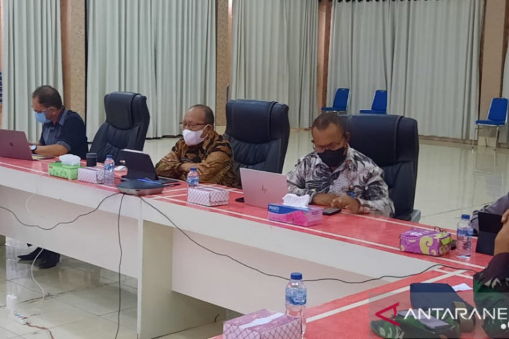 Pemkab Teluk Wondama berikan bantuan bahan makanan bagi pasien COVID-19