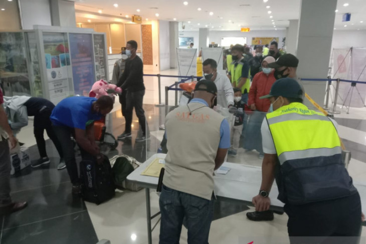Dua penumpang Sriwijaya tiba di Bandara Sorong tanpa surat izin Satgas COVID-19