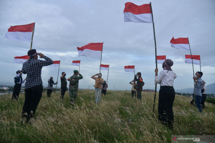 Pengibaran bendera di Bukit Pengolahan Sampah Aceh