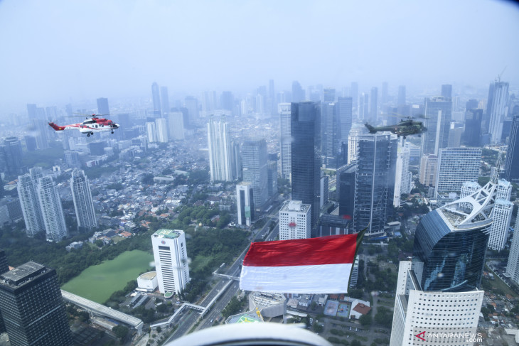 Bendera Merah Putih raksasa di langit Jakarta