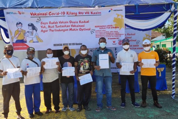 Pertamina RU VII Kasim vaksinasi 400 warga di wilayah operasi perusahaan