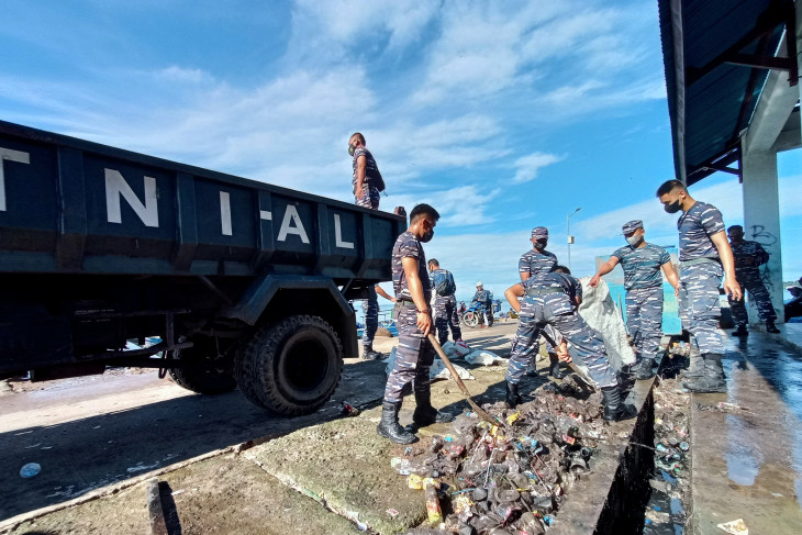 Prajurit TNI AL bersihkan sampah di Pasar Ikan Jembatan Puri kota Sorong