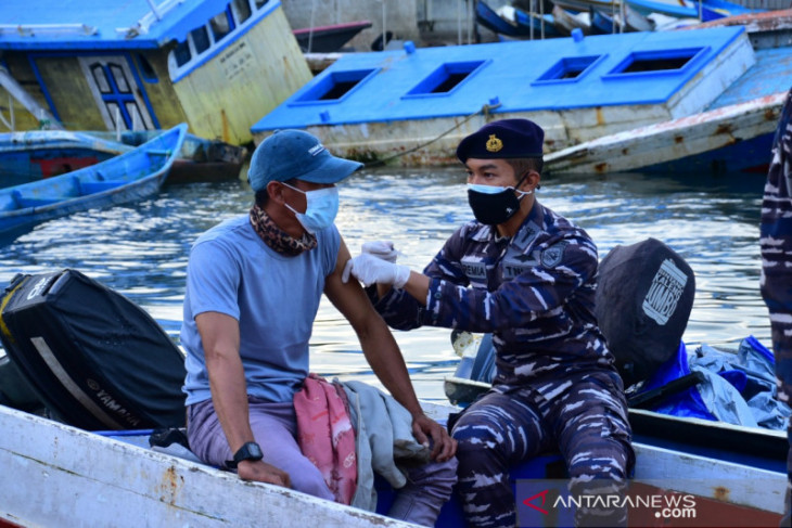 Lantamal XIV Sorong vaksinasi para nelayan pulang melaut