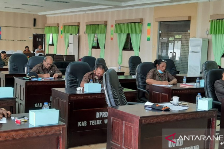 Legislatif minta jalan Windesi-Werianggi kabupaten Wondama diperbaiki