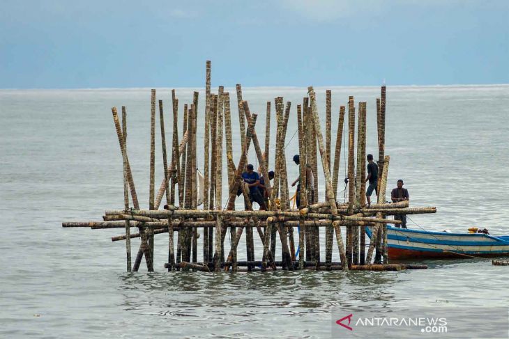 Pembangunan rambu suar Muara Pantai Padang