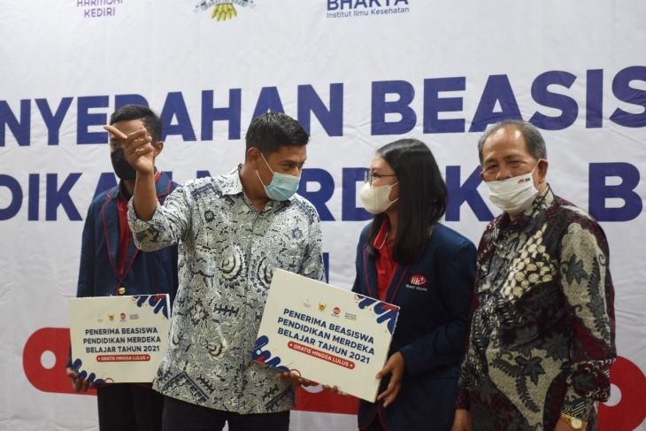 Wali Kota Kediri serahkan beasiswa pendidikan Merdeka Belajar