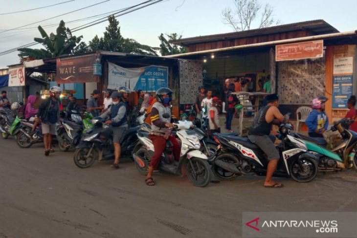 Pengecer jadi SPBU dadakan saat kelangkaan BBM di Sorong