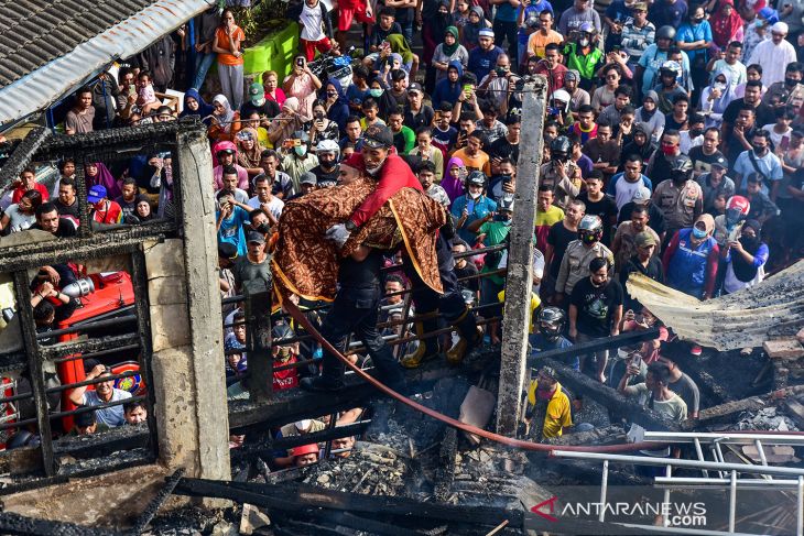 Evakuasi jenazah korban kebakaran di Ambon