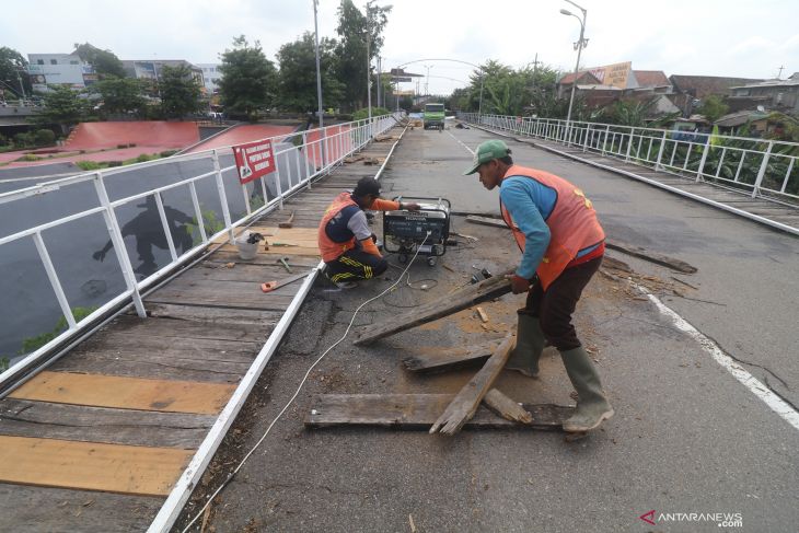 Perbaikan Jembatan Lama Kediri