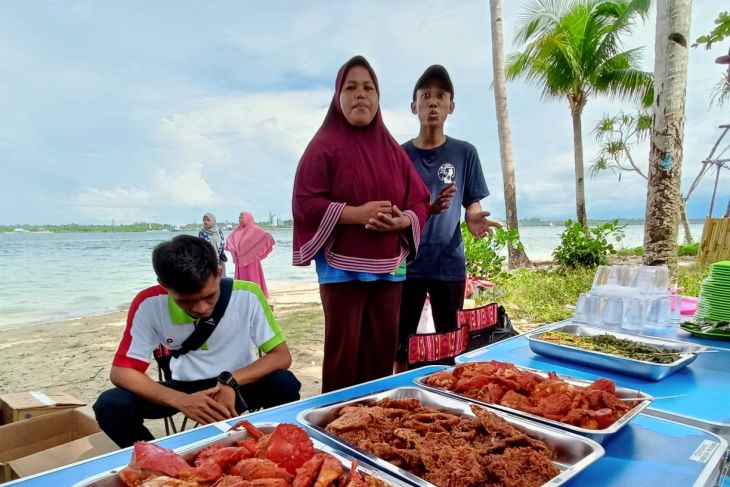 Berwisata di kampung Arar Sorong bisa nikmati kepiting saus buah merah