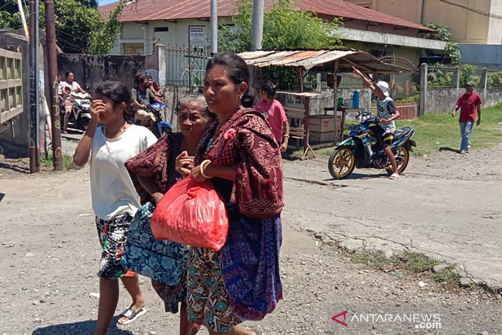 Warga Kota Maumere mengungsi ke tempat lebih aman menyusul adanya peringatan dini tsunami