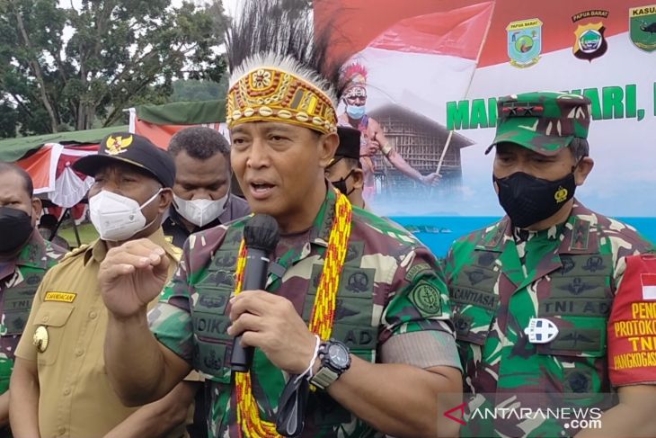 Panglima TNI tinjau pelaksanaan vakisinasi massal di Manokwari Papua Barat