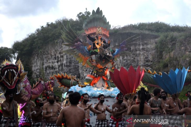 Garuda Wisnu Kencana's kecak dance entertains tourists during holidays