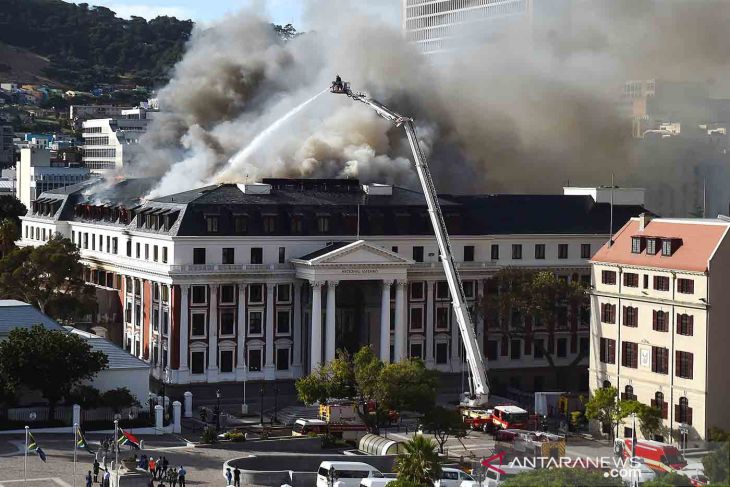 Api kembali menyala di Gedung Parlemen Afrika Selatan