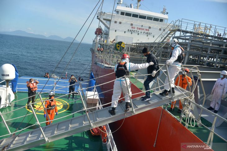 Evakuasi medis kru kapal tanker di perairan Aceh