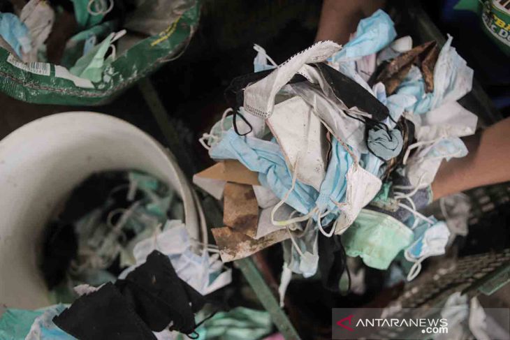 Pemusnahan limbah masker di PDU Jambangan