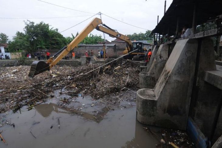 Pembersihan sampah di Bendungan Soka