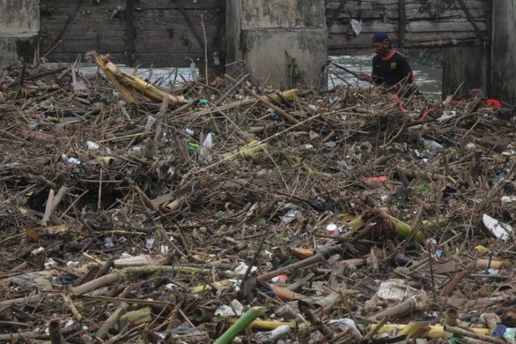 Pembersihan sampah di Bendungan Soka