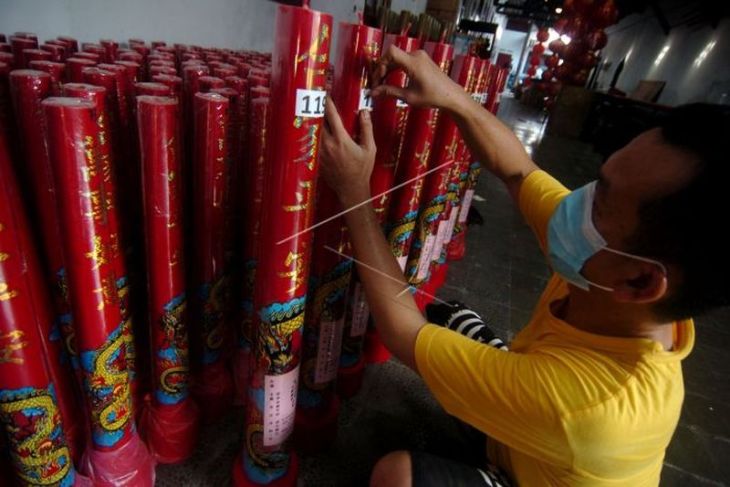 Persiapan Imlek di Klenteng Tek Hay Kiong