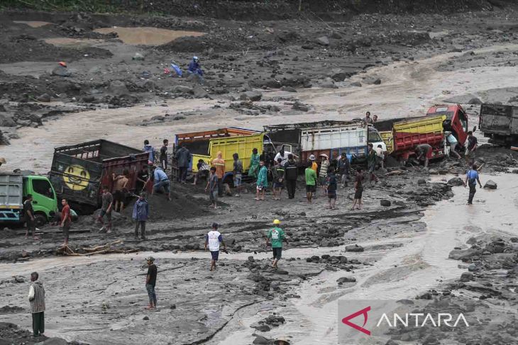 24 truk penambang pasir terjebak banjir lahar Gunung Merapi