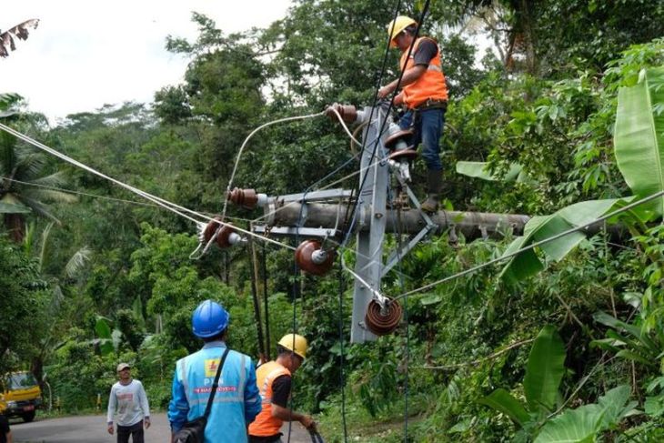 Perbaikan jaringan listrik di daerah bencana