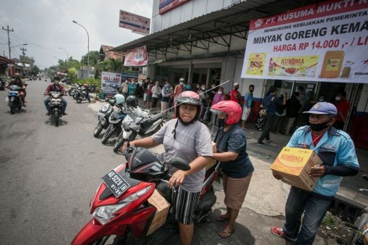 Warga antre membelli minyak goreng kemasan