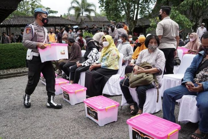 Bantuan sembako bagi pelaku wisata dan seniman