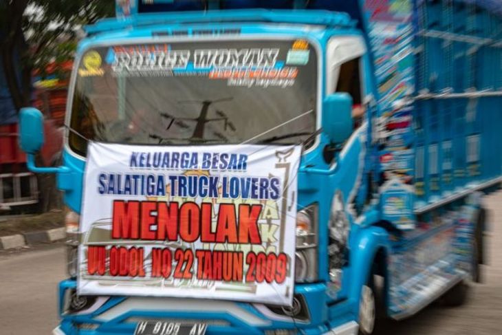 Unjuk rasa soal kelebihan dimensi dan muatan truk