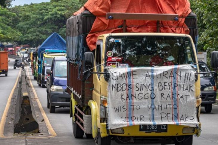 Unjuk rasa soal kelebihan dimensi dan muatan truk