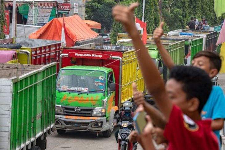 Unjuk rasa soal kelebihan dimensi dan muatan truk