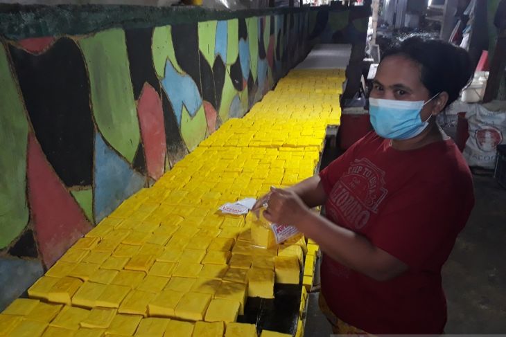Produsen tahu takwa di Kediri kurangi takaran kedelai