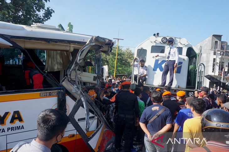 Bus pariwisata tertabrak kereta api di Tulungagung