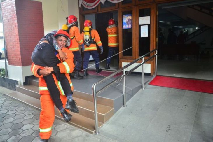 Simulasi penanganan kebakaran gedung