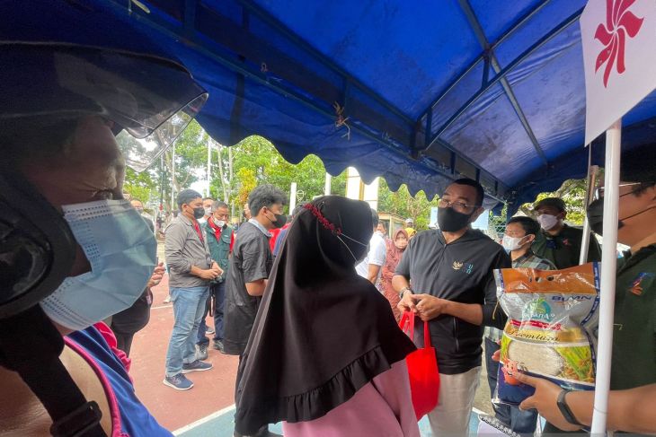 Bantu masyarakat Tanjung Pinang, Erick Thohir gelar pasar sembako murah