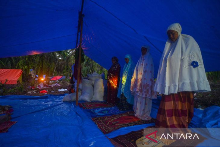 Korban gempa melaksanakan shalat di tenda pengungsian Pasaman Barat