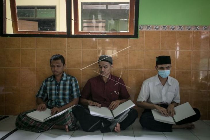 Membaca Al Quran braille