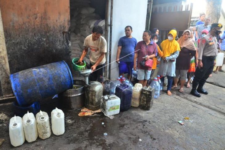 Warga antre membeli minyak goreng curah