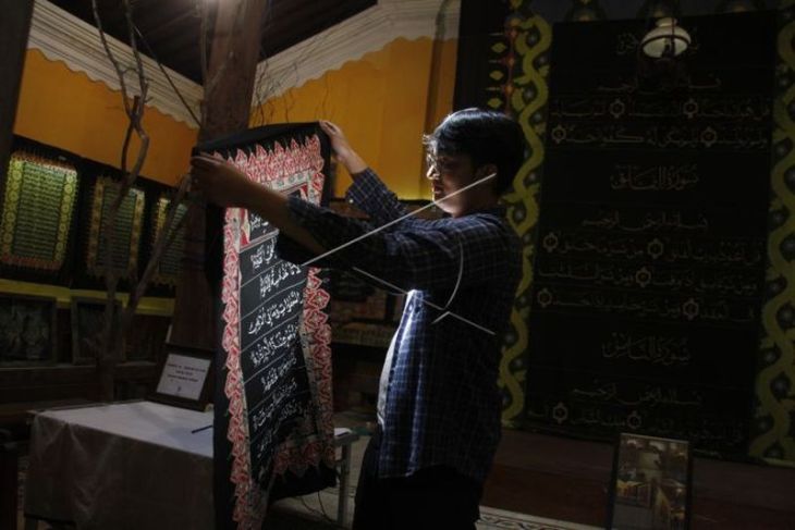 Kain batik bermotif ayat Al Quran