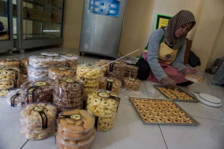 Produksi kue untuk Lebaran